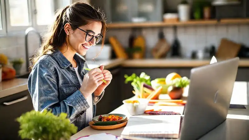 Estudiante prepara meriendas saludables en cocina moderna