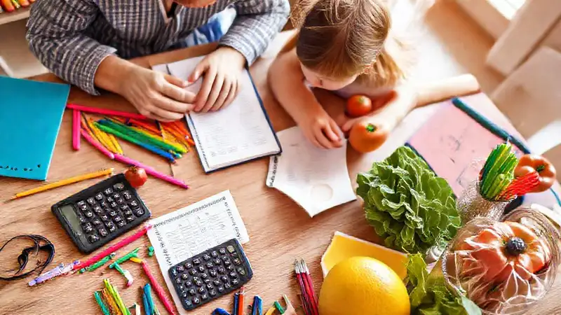 Material escolar, comida saludable y asesor financiero