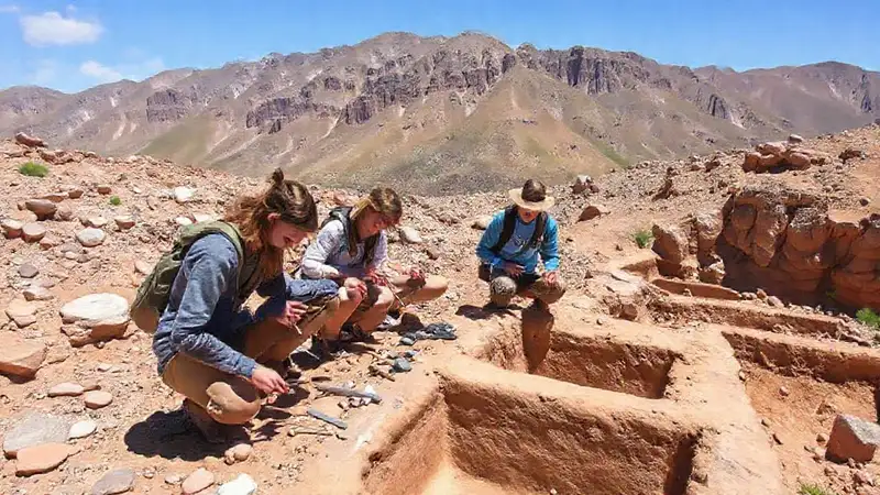 Estudiantes exploran geología en terreno rocoso