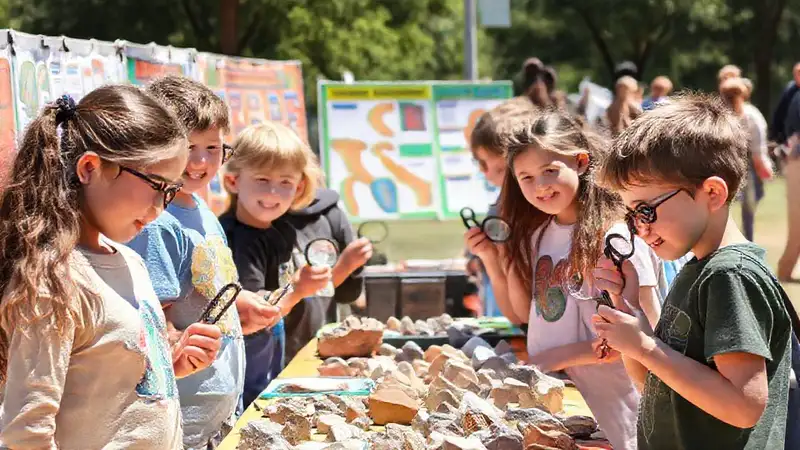 Estudiantes exploran rocas en feria educativa al aire