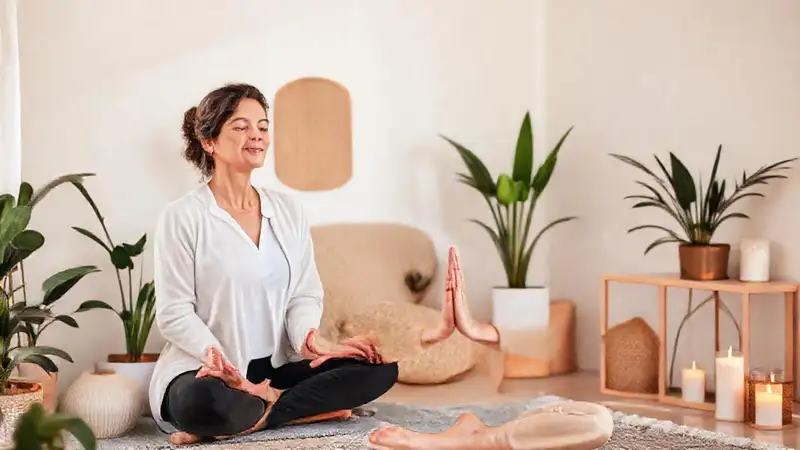 Terapeuta en ambiente calmado y relajante