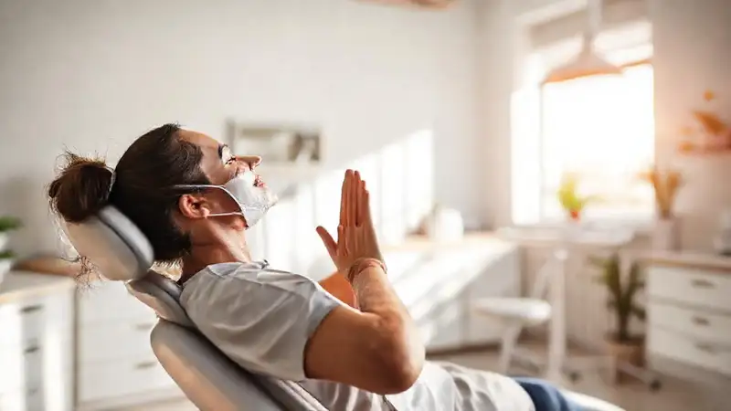 Dentista y paciente en clínica relajante y moderna