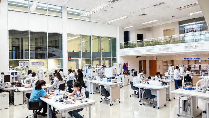 Facultad moderna de enfermería con estudiantes y equipos