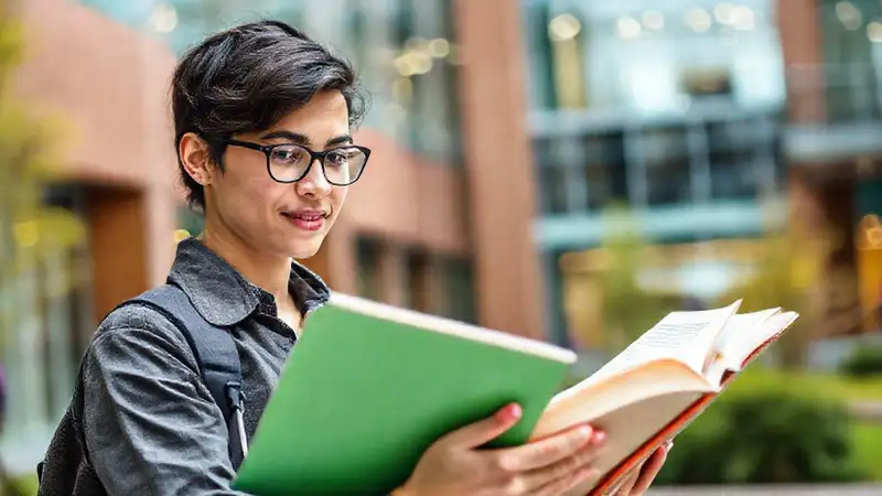 Estudiante de farmacia en ambiente universitario