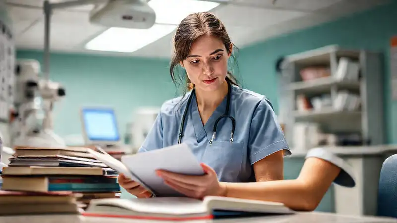 Enfermera estudiando en ambiente clínico organizado