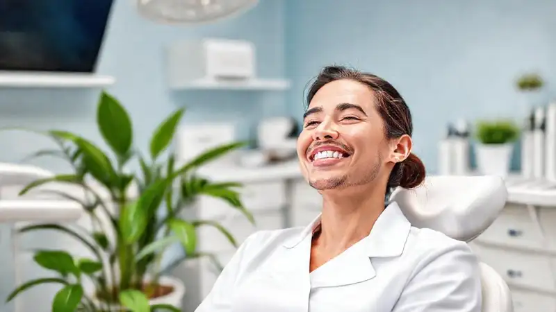 Dentista sonriente en clínica moderna y relajante