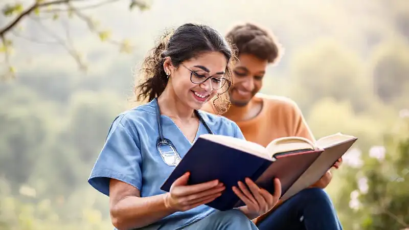 Estudiante de enfermería estudia con apoyo y calma