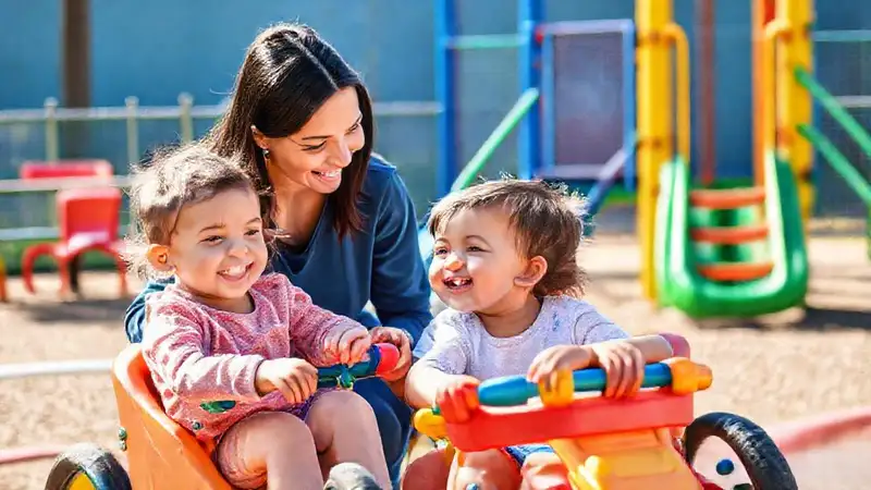Niños y terapeuta en parque inclusivo alegre