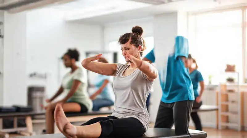 Sesión de fisioterapia en ambiente moderno y motivador