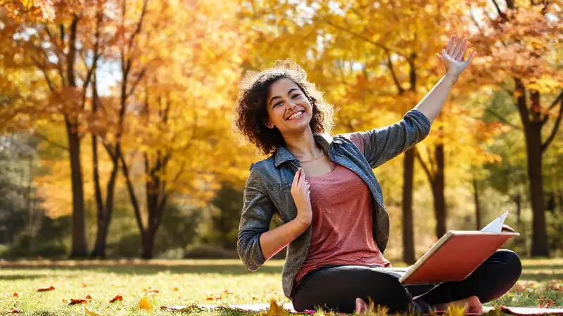 Estudiante haciendo yoga en parque tranquilo