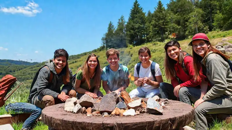 Estudiantes explorando y aprendiendo en la naturaleza